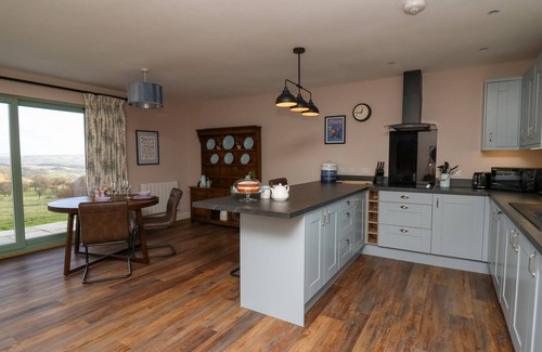 Llandrindod Wells Cabaña | YSTRAD WEN, pet friendly, with hot tub in Newbridge-On-Wye