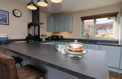 Llandrindod Wells Cabaña | YSTRAD WEN, pet friendly, with hot tub in Newbridge-On-Wye
