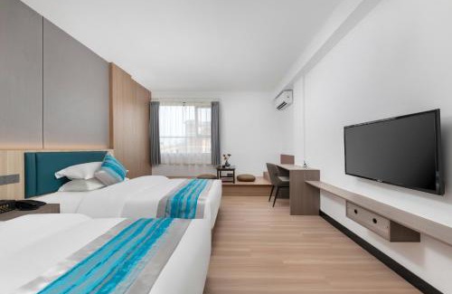 Liwan Hotel | Yue Cheng Hotel Xicun Metro Station, Guangzhou Railway Station- Direct access to the railway station and Canton Fair Complex via two metro lines
