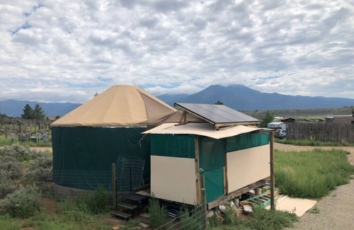 El Prado Casa | Yurt in Earth-Ship community! Solar Air-conditioning/Heating! Full Kitchen/Bath!