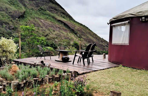 Araras Chalet De Esquí | Yurt in Vila de Secretario with private river