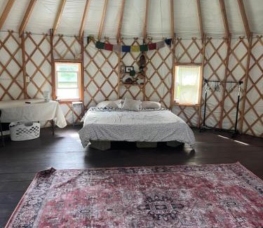 Lindale Otro | Yurt on 14 acres w spring fed creek