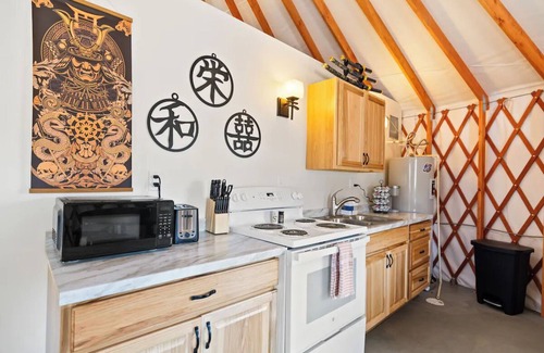 Lava Hot Springs Alquiler De RV | Sleeps up to 30 people-Family Retreat! 5 Themed Yurts!