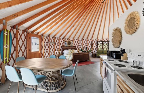 Lava Hot Springs Alquiler De RV | Sleeps up to 30 people-Family Retreat! 5 Themed Yurts!