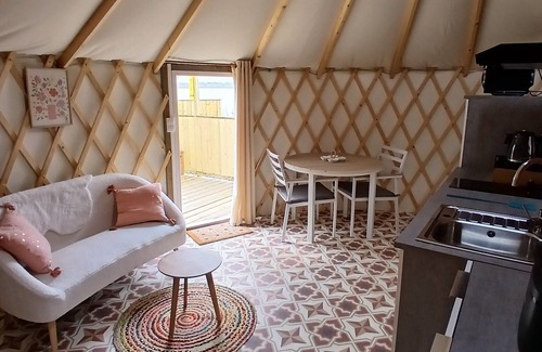 Clermont-Creans Alquiler De RV | Yurt-Terracotta -Confortable-Baño privado con bañera-Sin vista