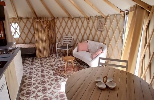 Clermont-Creans Alquiler De RV | Yurt-Terracotta -Confortable-Baño privado con bañera-Sin vista