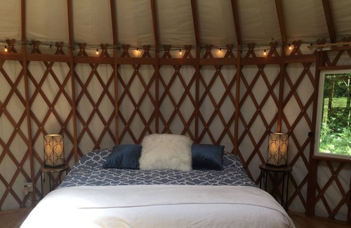 Fieldbrook Casa | Granja forestal de secoya YURT con sauna