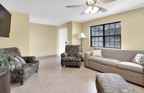 Southside Casa | ~Yuuuuge Yard Sleeps 8 Near Avenues Mall~