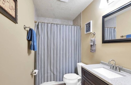 Southside Casa | ~Yuuuuge Yard Sleeps 8 Near Avenues Mall~