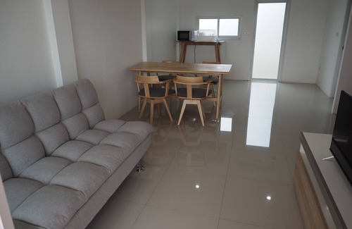 Nakhon Chai Si Hotel | YYK Holiday Rooms
