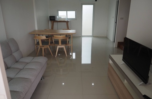 Nakhon Chai Si Hotel | YYK Holiday Rooms