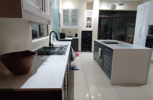 Greater Johannesburg Metropolitan Area Casa | Una madre, un hijo y una hija abordan la vida moderna