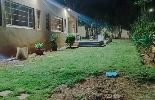 Greater Johannesburg Metropolitan Area Casa | Una madre, un hijo y una hija abordan la vida moderna