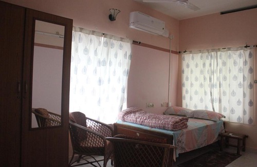 Thiruvananthapuram Cama Y Desayuno | Zaatvm: Spacious room with private balcony at Sasthamangalam - only for families and solo women travellers