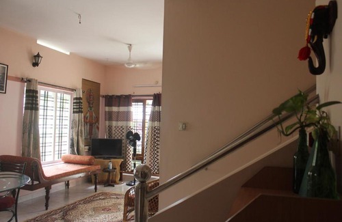 Thiruvananthapuram Cama Y Desayuno | Zaatvm: Spacious room with private balcony at Sasthamangalam - only for families and solo women travellers