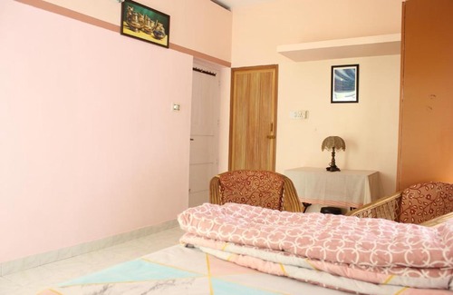 Thiruvananthapuram Cama Y Desayuno | Zaatvm: Spacious room with private balcony at Sasthamangalam - only for families and solo women travellers