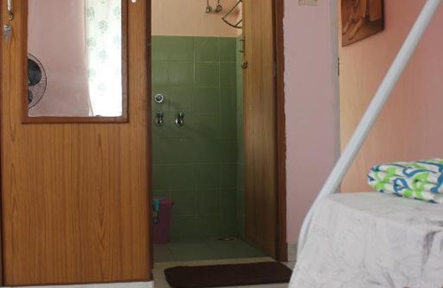 Thiruvananthapuram Cama Y Desayuno | Zaatvm: Youthful room in a 3-room home, Sasthamangalam - only for families and solo women travellers