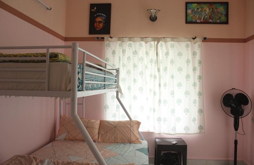 Thiruvananthapuram Cama Y Desayuno | Zaatvm: Youthful room in a 3-room home, Sasthamangalam - only for families and solo women travellers