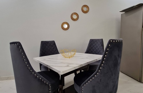Karachi Casa | Zaha Home:Najaf Mahal Apt-2br, spacious & cheerful
