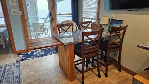 Schuyler Falls Casa | ZaLo House Waterline cabin with Hot Tub Pets