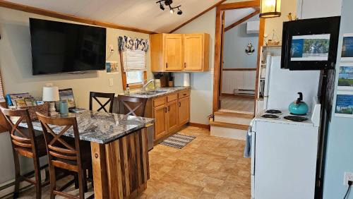 Schuyler Falls Casa | ZaLo House Waterline cabin with Hot Tub Pets