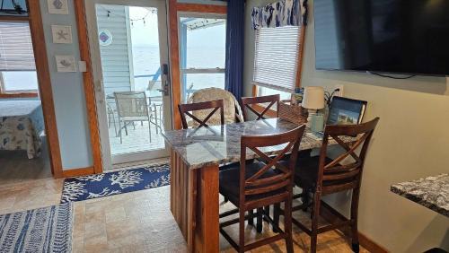 Schuyler Falls Casa | ZaLo House Waterline cabin with Hot Tub Pets