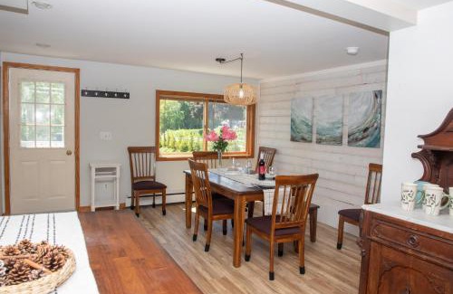 Schuyler Falls Casa | ZaLo Manor House Lakefront hot tub pets