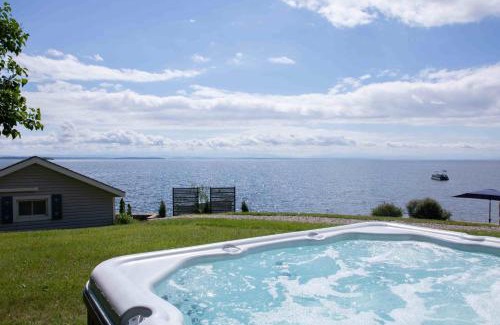 Schuyler Falls Casa | ZaLo Manor House Lakefront hot tub pets