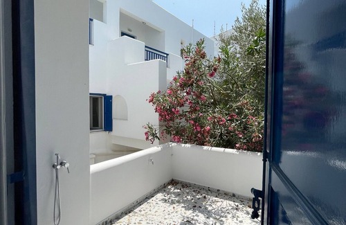 Tinos Apartamento | Zen Beach House in Tinos 2