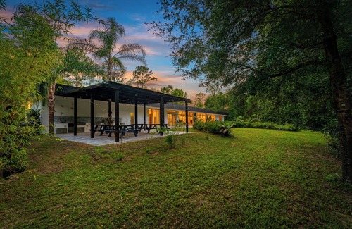 Floral City Casa | Zen Escape Pool Trails Outdoor Kitchen