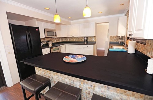 Kalama Tract Casa | Esta casa lo tiene todo - Ubicación, piscina, Reformado, a pasos de la playa de Kailua