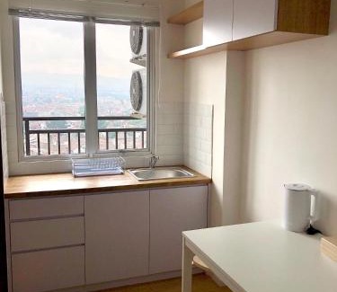 Bandung Kulon Apartamento | Zen Inspired 2-bedroom Apartment with Mountain City View