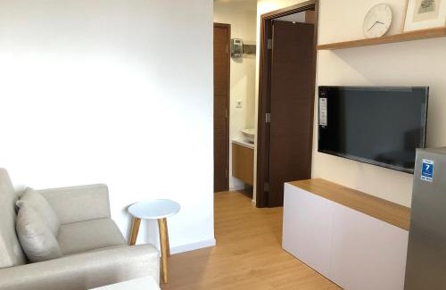 Bandung Kulon Apartamento | Zen Inspired 2-bedroom Apartment with Mountain City View