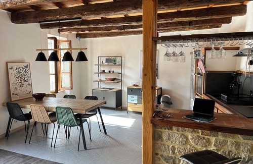 Largentiere Apartamento | Zen loft with hanging net (kids will love it!), in a medieval village.