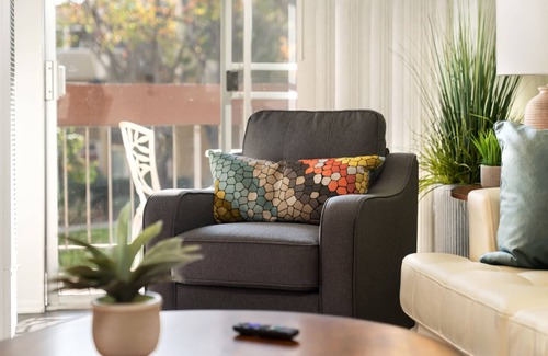 Monrovia Apartamento | Zen Retreat W/♛King Bd,♥ of DT, Near Hospitals