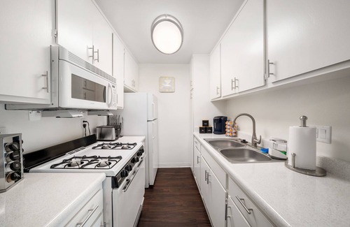 Monrovia Apartamento | Zen Retreat W/♛King Bd,♥ of DT, Near Hospitals