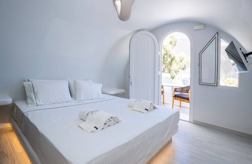 Perissa Hotel | Zen Suites & Spa