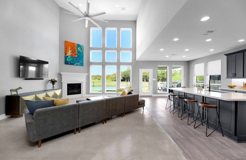 Manor Casa | Zen Sunsets Heated Pool, Spa, Theater, Gym: 20 Mins to Downtown Austin Sleeps 8