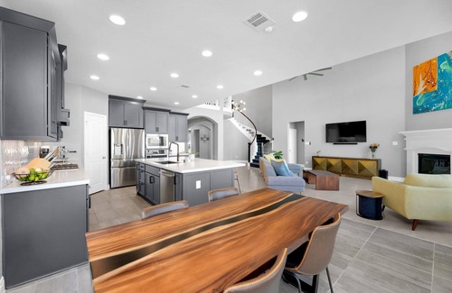 Manor Casa | Zen Sunsets Heated Pool, Spa, Theater, Gym: 20 Mins to Downtown Austin Sleeps 8