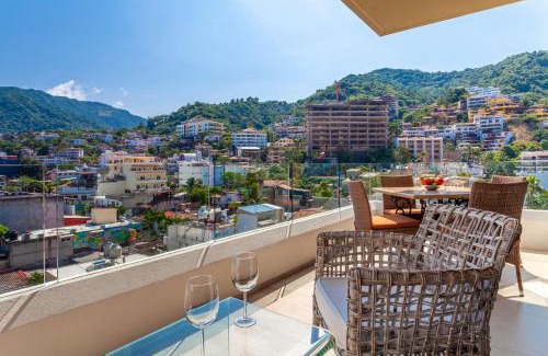 Emiliano Zapata Apartamento | Zenith 601, Zona Romantica, 2 Balconies with Incredible Views, Rooftop Pool