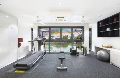 Bayview Apartamento | ZenLux: 4BR Bayview Mansion Infinity Pool + Cinema