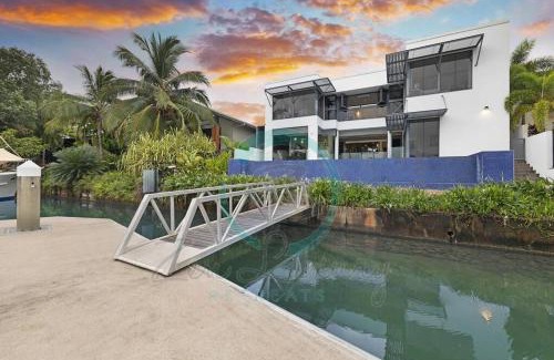 Bayview Apartamento | ZenLux: 4BR Bayview Mansion Infinity Pool + Cinema