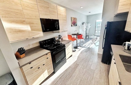 Downtown Des Moines Apartamento | Zesty Orange Abode (438)