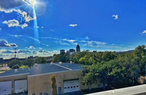 Downtown Des Moines Apartamento | Zesty Orange Abode (438)