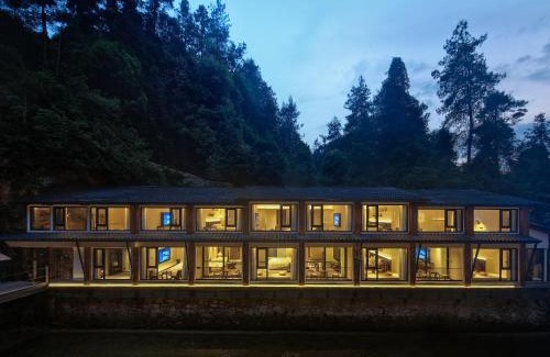 Wulingyuan Cama Y Desayuno | Zhangjiajie Zen Resort-Free Shuttle Service to East Gate of forest park,Secret Hiking Route, River Tracing,Mini Forest Park,Toursim Service& Affordable Luxury