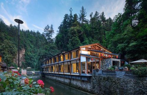 Wulingyuan Cama Y Desayuno | Zhangjiajie Zen Resort-Free Shuttle Service to East Gate of forest park,Secret Hiking Route, River Tracing,Mini Forest Park,Toursim Service& Affordable Luxury