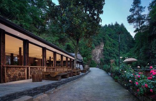 Wulingyuan Cama Y Desayuno | Zhangjiajie Zen Resort-Free Shuttle Service to East Gate of forest park,Secret Hiking Route, River Tracing,Mini Forest Park,Toursim Service& Affordable Luxury