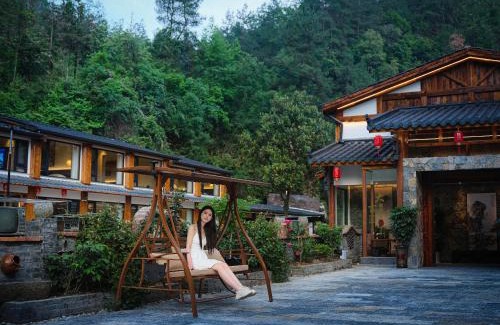 Wulingyuan Cama Y Desayuno | Zhangjiajie Zen Resort-Free Shuttle Service to East Gate of forest park,Secret Hiking Route, River Tracing,Mini Forest Park,Toursim Service& Affordable Luxury