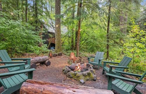 Rhododendron Casa | ZigZag Basecamp · Cozy Cabin Perfect for Nature Escapes w/Hot Tub