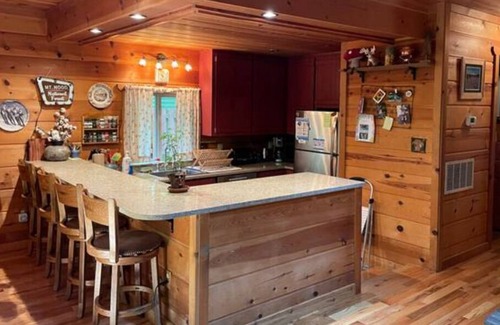 Rhododendron Cabina | Zigzag Chalet: cabaña apta para mascotas con jacuzzi, chimenea y piscina